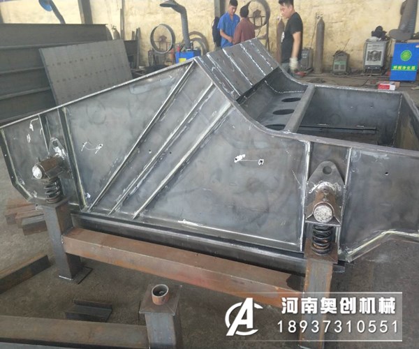 一小時生產100噸的洗砂生產線一般使用多少型號的振動脫水篩？