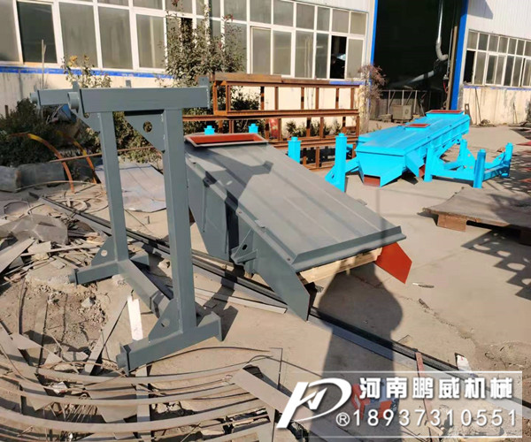 小型直線運動振動篩突然料跑邊一邊去是什么原因？